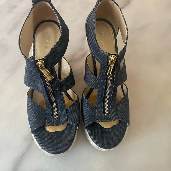 Beautiful Micheal Kors Sandals - Picture 2 of 3